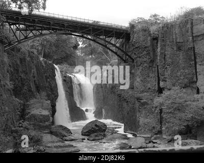 Le Great Falls di Paterson, New Jersey, Stati Uniti. Ora sito storico nazionale, le cascate sono state utilizzate per alimentare i mulini tessili lungo il fiume Passaic. Foto Stock