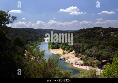 PONR DU GARD, FRANCIA - 17 LUGLIO 2018: Vista dal Pont du Gard sul fiume Gardon e le colline Foto Stock