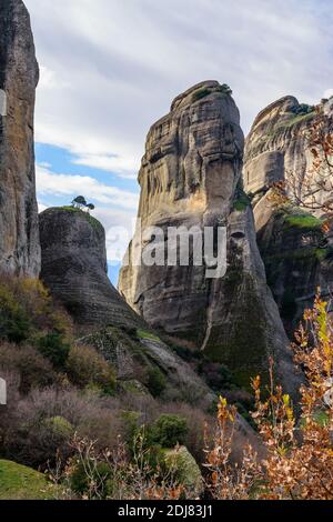 Vista di Meteora durante la stagione autunnale, un sito patrimonio dell'umanità dell'unesco, situato su una formazione rocciosa unica sopra il villaggio di Kalambaka Foto Stock