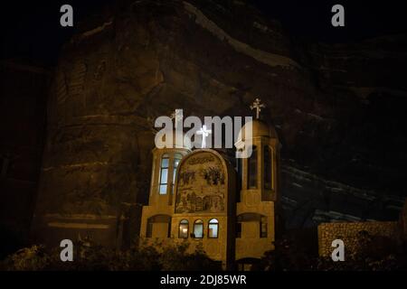 NO WEB/NO APPS - Cattedrale di San Sama'an (chiesa di San Simone) nel villaggio di Mokattam soprannominato ''Garbage City'', al Cairo, Egitto, il 19 agosto 2016. Il Monastero di San Simone (San Samaan), noto anche come Chiesa delle Cave, si trova nella montagna Mokattam, nel sud-est del Cairo. Centinaia di musulmani si recano ogni settimana nella chiesa di Sama'an (la più grande chiesa cristiana del Medio Oriente), per una testimonianza di esorcismo. Foto di Etienne Bouy/ABACAPRESS.COM Foto Stock