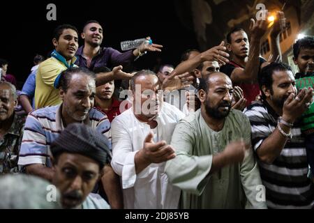 NO WEB/NO APPS - Padre Samaan Ibrahim, sacerdote copto, esegue una sessione di esorcismo presso la Chiesa di San Samaan (Simon), nota anche come Chiesa della Grotta nel villaggio di Mokattam, soprannominata "città della spazzatura", al Cairo, in Egitto, il 19 agosto 2016. Una volta alla settimana centinaia di musulmani si riuniscono nella chiesa dopo la preghiera, per assistere ad una sessione di esorcismo eseguita dal sacerdote. Con una croce e acqua Santa combatte entità spirituali e demoni. Il monastero ha un anfiteatro con una capacità di 20,000 posti a sedere che lo rende la più grande chiesa cristiana in Medio Oriente. Prende il nome dal santo copto, SIM Foto Stock