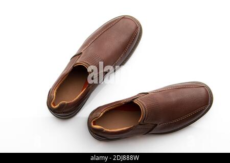 Paio di scarpe Slip-on marrone scuro isolate su bianco Sfondo Foto Stock