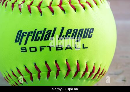 Softball lettura 'Official League Softball' Foto Stock