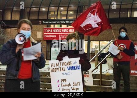 Philadelphia, Pennsylvania, Stati Uniti. 12 dicembre 2020. CLARISSA o'CONNOR, emcees membri di Put People First-PA, durante una veglia che attira l'attenzione sulle pressioni estreme strutture sanitarie stanno affrontando come la pandemia Covid-19 infuria in tutti gli Stati Uniti, uccidendo oltre 3000 persone al giorno. Credit: Christopher Evens/ZUMA Wire/Alamy Live News Foto Stock