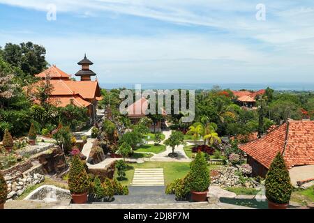 Bali tempio buddista Brahma Vihara-Arama Banjar panorama vicino a Lovina, Indonesia, piccola versione del tempio Borobudur su Giava Foto Stock