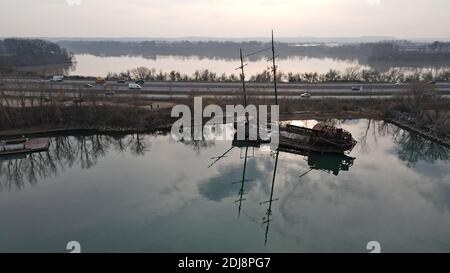 11 Dicembre 2020. Lincoln Ontario Canada, la Grande Hermine @Jordan Harbour lungo il lato dell'autostrada QEW a Sunset. Luke Durda/Alamy Foto Stock