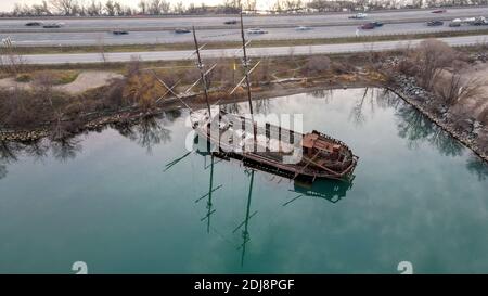 11 Dicembre 2020. Lincoln Ontario Canada, la Grande Hermine @Jordan Harbour lungo il lato dell'autostrada QEW a Sunset. Luke Durda/Alamy Foto Stock