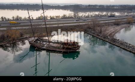 11 Dicembre 2020. Lincoln Ontario Canada, la Grande Hermine @Jordan Harbour lungo il lato dell'autostrada QEW a Sunset. Luke Durda/Alamy Foto Stock