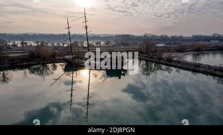 11 Dicembre 2020. Lincoln Ontario Canada, la Grande Hermine @Jordan Harbour lungo il lato dell'autostrada QEW a Sunset. Luke Durda/Alamy Foto Stock