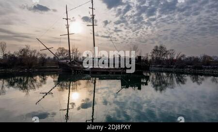 11 Dicembre 2020. Lincoln Ontario Canada, la Grande Hermine @Jordan Harbour lungo il lato dell'autostrada QEW a Sunset. Luke Durda/Alamy Foto Stock