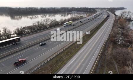 11 Dicembre 2020. Lincoln Ontario Canada, QEW @Jordan Harbour Sunset. Luke Durda/Alamy Foto Stock