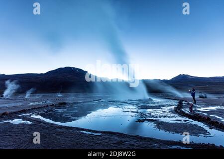 Turismo a Géiseres del Tatio, il terzo più grande campo geyser del mondo, Ande zona vulcanica centrale, Cile. Foto Stock