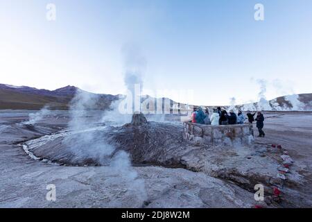 Turisti a Géiseres del Tatio, il terzo più grande campo geyser del mondo, Ande zona vulcanica centrale, Cile. Foto Stock