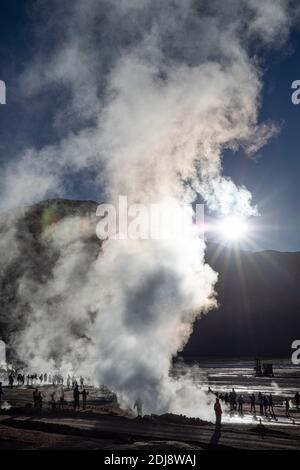 Turisti a Géiseres del Tatio, il terzo più grande campo geyser del mondo, Ande zona vulcanica centrale, Cile. Foto Stock