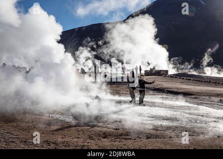 Turisti a Géiseres del Tatio, il terzo più grande campo geyser del mondo, Ande zona vulcanica centrale, Cile. Foto Stock