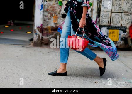 Street Style, in arrivo allo spettacolo Proenza Schouler Primavera Estate 2017 che si tiene alla 545 West 22nd Street, a New York, USA, il 12 settembre 2016. Foto di Marie-Paola Bertrand-Hillion/ABACAPRESS.COM Foto Stock