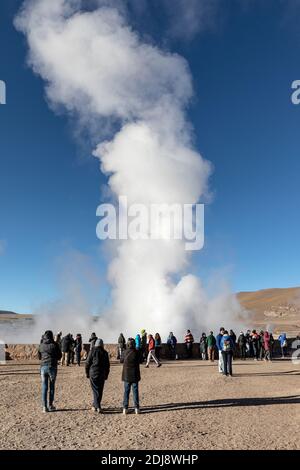 Turisti a Géiseres del Tatio, il terzo più grande campo geyser del mondo, Ande zona vulcanica centrale, Cile. Foto Stock