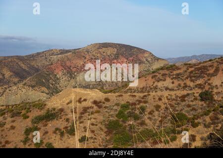 La linea rossa dei fos chek lungo la collina sopra il canyon di Modjeska è caduta da aerei che combattono il 'fuoco di Bond' nella contea di Orange, California, Stati Uniti Foto Stock