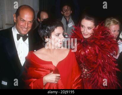 1981 FILE FOTO New York, NY Oscar De la Renta Liza Minelli Audrey Hepburn Foto di Adam Scul-PHOTOlink Foto Stock