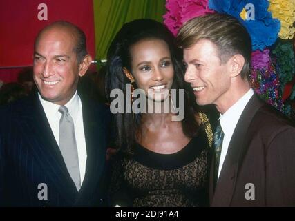 1981 FILE FOTO New York, NY Oscar De la Renta, Iman & David Bowie Foto di Adam Scul-PHOTOlink Foto Stock