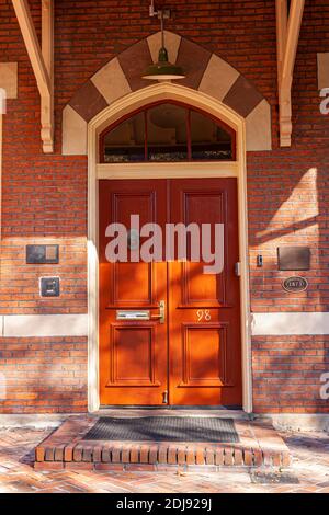 Rockville, MD, USA 11-10-2020: Porta decorativa in legno ad arco di un edificio storico del XVIII secolo a Rockville. Questo edificio in mattoni usato per la prima volta come Foto Stock