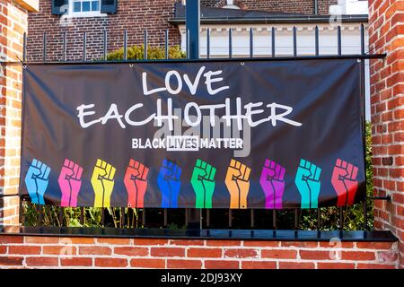 Alexandria, VA, USA 11-28-2020: Un banner Black Lives Matter attaccato sulla recinzione metallica fuori dalla storica Chiesa di Cristo. Su di esso c'è uno slogan che s Foto Stock