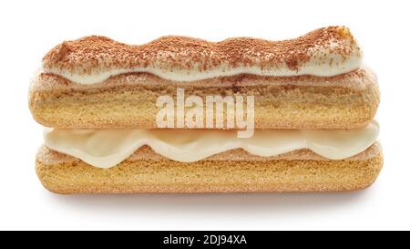 Biscotti Ladyfinger con crema e cacao in polvere isolati su sfondo bianco, processo di produzione tiramisu desserrt Foto Stock