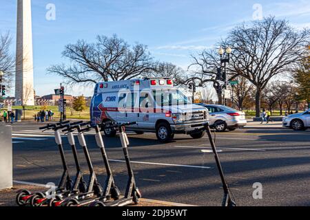 Washington DC, USA 11-29-2020: Un ambulanza di risposta medica americana sta precipitando verso un'emergenza con campane e fischi sulla strada di Costituzione. M Foto Stock