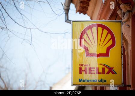 SUBOTICA, SERBIA - 28 MARZO 2019: Logo Shell Helix su uno dei loro garage di vendita al dettaglio a Subotica. Shell è una produzione inglese olandese di petrolio e s. Foto Stock