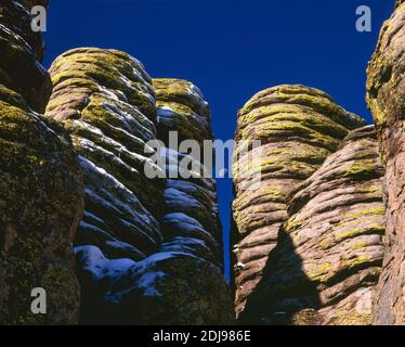 Chiricahua National Monument Chiricahua Mountains Cochise Co. AZ / NOV UNA mezza luna tra le formazioni di riolite ricoperte di neve di Echo Canyo Foto Stock