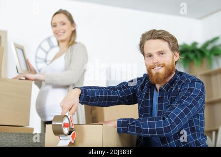 la coppia che aspetta il bambino si sta preparando a spostare la casa Foto Stock