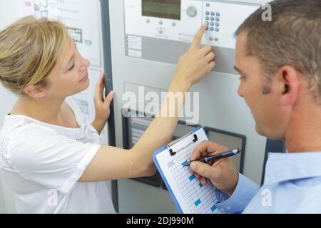 mano ladys utilizzando un tastierino su una macchina Foto Stock