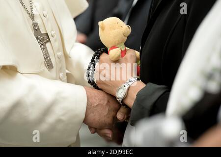 Papa Francesco ha ricevuto i familiari delle vittime degli attentati terroristici della Bastiglia a Nizza, in Francia, rinnovando le sue condoglianze e le promesse di preghiera per la loro guarigione e per le anime dei loro cari. il papa ha denunciato la violenza in nome della religione, in Vaticano il 24 settembre 2016. Foto di ABACAPRESS.COM Foto Stock