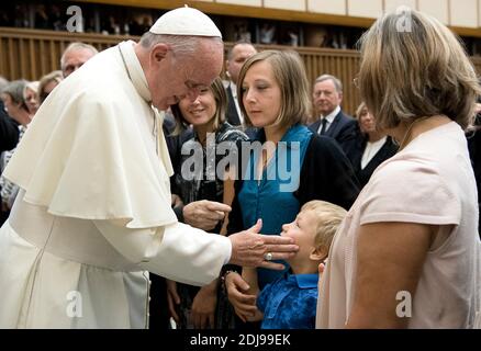 Papa Francesco ha ricevuto i familiari delle vittime degli attentati terroristici della Bastiglia a Nizza, in Francia, rinnovando le sue condoglianze e le promesse di preghiera per la loro guarigione e per le anime dei loro cari. il papa ha denunciato la violenza in nome della religione, in Vaticano il 24 settembre 2016. Foto di ABACAPRESS.COM Foto Stock