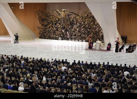 Papa Francesco ha ricevuto i familiari delle vittime degli attentati terroristici della Bastiglia a Nizza, in Francia, rinnovando le sue condoglianze e le promesse di preghiera per la loro guarigione e per le anime dei loro cari. Il 14 luglio 2016, un cargo da 19 tonnellate è stato deliberatamente condotto in folle per celebrare la festa della Bastiglia sulla Promenade des Anglais a Nizza, in Francia, causando la morte di 86 persone e il ferimento di 434. Il papa ha denunciato la violenza in nome della religione, in Vaticano il 24 settembre 2016. Foto di Eric Vandeville/ABACAPRESS.COM Foto Stock