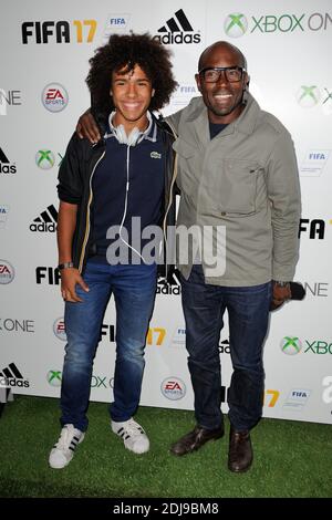 Lucien Jean-Baptiste et son fils lors de la soiree de lancement du jeu FIFA 17 au cercle Cadet a Paris, France, le 26 septembre 2016. Foto di Alban Wyters/ABACAPRESS.COM Foto Stock