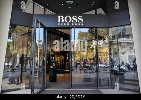 Negozio Hugo Boss situato in Avenue Champs-Élysées a Parigi, Francia il 26 settembre 2016. Foto di Bastien Guerche/ABACAPRESS.COM Foto Stock