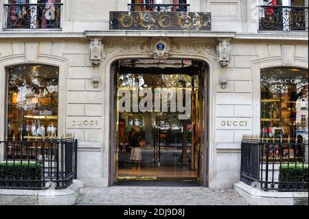 GUCCI un negozio situato in Avenue Montaigne a Parigi, Francia il 26 settembre 2016. Foto di Bastien Guerche/ABACAPRESS.COM Foto Stock