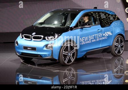 Ian Robertson, Presidente Vendite e Marketing di BMW, presenta una nuova versione dell'auto elettrica BMW i3 (l) durante la prima giornata stampa al Salone dell'automobile di Parigi (Mondial de l'Automobile) a Parigi, Francia, 29 settembre 2016. Foto di Eliot Blondt/ABACAPRESS.COM Foto Stock