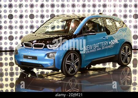 Ian Robertson, Presidente Vendite e Marketing di BMW, presenta una nuova versione dell'auto elettrica BMW i3 (l) durante la prima giornata stampa al Salone dell'automobile di Parigi (Mondial de l'Automobile) a Parigi, Francia, 29 settembre 2016. Foto di Eliot Blondt/ABACAPRESS.COM Foto Stock