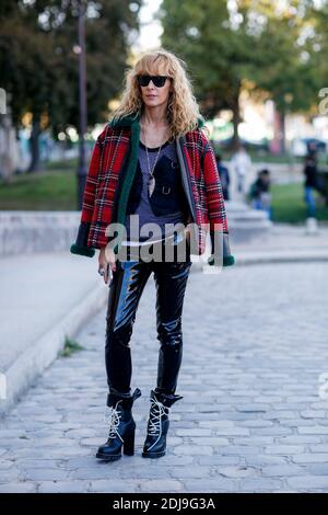 Street Style, Elina Halimi arriva alla fiera Barbara Bui Primavera Estate 2017 tenutasi al Grand Palais di Parigi, Francia, il 29 settembre 2016. Foto di Marie-Paola Bertrand-Hillion/ABACAPRESS.COM Foto Stock