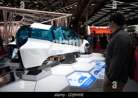 La nuova concept car Toyota FCV Plus viene presentata durante la seconda giornata stampa al Paris Motor Show (Mondial de l'Automobile) a Parigi, Francia, 30 settembre 2016. Foto di Eliot Blondt/ABACAPRESS.COM Foto Stock