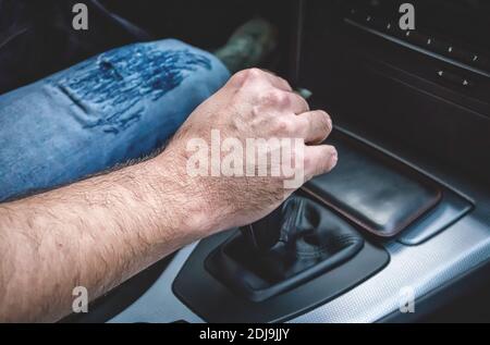 Vienna Austria Maggio.19 2010 giovane uomo che guida una moderna vettura BMW cambio manuale Foto Stock