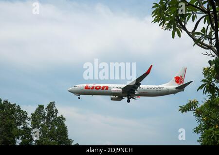 Denpasar, Bali, Indonesia, 4 dicembre 2020. Lion Air Boeing 737 atterra sull'aeroporto. Decollo di aerei dall'Aeroporto Internazionale di Ngurah Rai Foto Stock