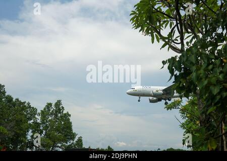 Denpasar, Bali, Indonesia. 4 dicembre 2020. Myanmar Airways International Airbus A319-111 sul breve approccio finale per l'atterraggio all'aeroporto di Ngurah Rai Foto Stock