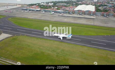 Bali, Indonesia, 4 dicembre 2020. Vista aerea passeggeri aeroplani alla pista dell'aeroporto. Aereo Garuda Indonesia decollo da Ngurah Rai Foto Stock