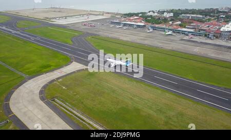 Bali, Indonesia, 4 dicembre 2020. Vista aerea passeggeri aeroplani alla pista dell'aeroporto. Aereo Garuda Indonesia decollo da Ngurah Rai Foto Stock