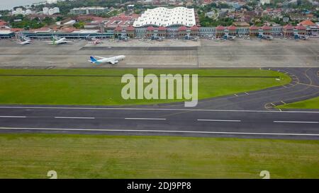 Bali, Indonesia, 4 dicembre 2020. Vista aerea degli aerei sulla pista dell'aeroporto. Linea aerea budget indonesiana, aereo Garuda Indonesia parcheggiato al Foto Stock