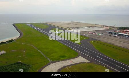 Bali, Indonesia, 4 dicembre 2020. Vista aerea passeggeri aeroplani alla pista dell'aeroporto. Aereo Garuda Indonesia decollo da Ngurah Rai Foto Stock