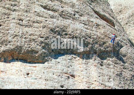 Alpinst sulla scogliera di pietra . Sport estremi in montagna Foto Stock